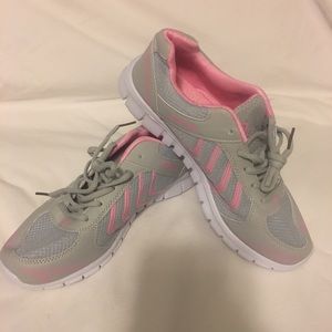 Brand New women's Tennis Shoe